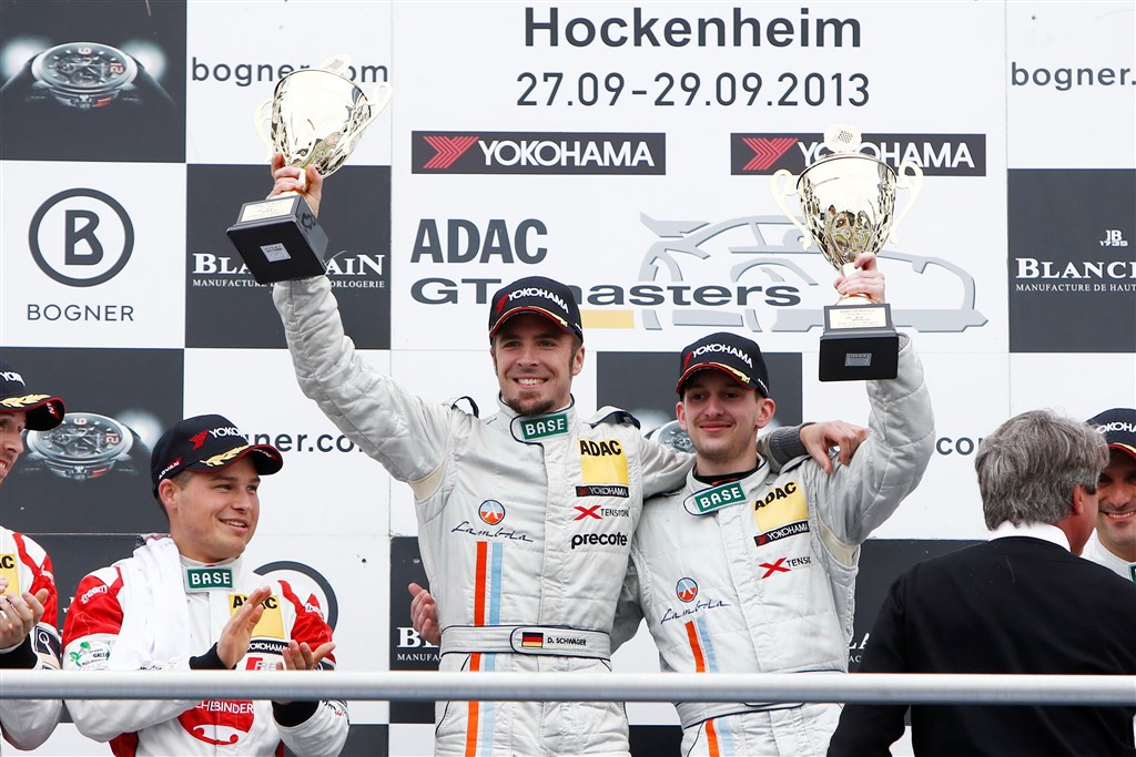 Løbets vindere, Kechele og Schwager, på podiet
(Foto: ADAC Motorsport)